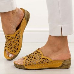 Musztardowe ażurowe skórzane klapki damskie T.Sokolski L225. Zielone klapki Sokolski, w ażurowe wzory, z materiału, klasyczne, bez obcasa, na koturnie, bez zapięcia. Za 249.00 zł.