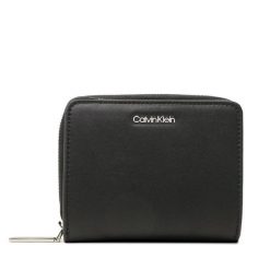 Mały Portfel Damski Calvin Klein. Czarne portfele Calvin Klein, bez wzorów. Za 169.99 zł.