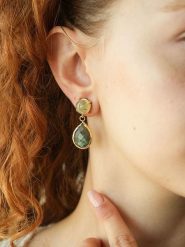 L'Atelier de Gaia Pozłacane kolczyki-wkrętki z prehnitami i labradorytami rozmiar: onesize. Czarne kolczyki L'Atelier de Gaia, z labradorytem, pozłacane. Za 83.42 zł.