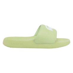 Klapki damskie Lacoste Serve Slide 1.0 na basen. Zielone klapki Lacoste, bez wzorów, z materiału, klasyczne, bez obcasa, bez zapięcia. Za 198.00 zł.