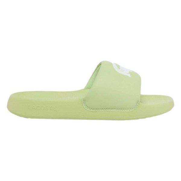 Klapki damskie Lacoste Serve Slide 1.0 na basen. Zielone klapki Lacoste, bez wzorów, z materiału, klasyczne, bez obcasa, bez zapięcia. Za 198.00 zł.