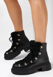 Czarne Traperki Rema. Czarne traperki Born2be, z aplikacjami, eleganckie, bez obcasa, bez zapięcia. Za 79.99 zł.