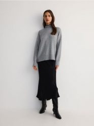 Sweter z kontrastową wstawką - szary. Szare swetry Reserved, l, bez wzorów, z dzianiny, bez ramiączek. W wyprzedaży za 49.99 zł.