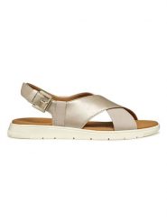 Geox Sandały w kolorze złotym rozmiar: 36. Żółte sandały Geox, bez wzorów, klasyczne, z otwartym noskiem, bez obcasa, bez zapięcia. Za 153.34 zł.