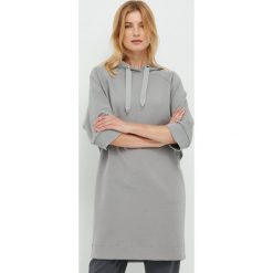 Sisley sukienka kolor szary mini oversize. Szare sukienki Sisley, bez wzorów, z dzianiny, bez kołnierzyka, bez ramiączek, mini, oversize. W wyprzedaży za 309.99 zł.