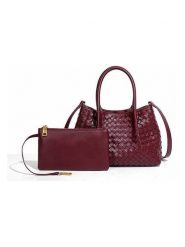 SUVRAI Torebka w kolorze bordowym - 30 x 18 x 10 cm rozmiar: onesize. Czerwone torebki klasyczne SUVRAI, bez wzorów, z materiału, przez ramię, bez dodatków. Za 130.99 zł.