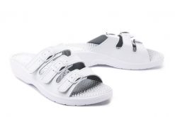 SANITAL FLEX KF-03 biały, klapki, fakirki damskie. Białe klapki Sanital-Flex, bez wzorów, bez obcasa, bez zapięcia. Za 89.99 zł.
