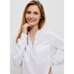 Ozdobna koszula z zamkiem. Białe koszule MOODO, l, bez wzorów, z wiskozy, bez kołnierzyka, bez ramiączek. W wyprzedaży za 59.99 zł.