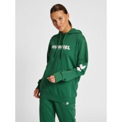 Bluza z logo Hummel Legacy. Zielone bluzy Hummel, l, bez wzorów, sportowe, bez ramiączek, bez kaptura. W wyprzedaży za 136.10 zł.