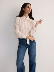 Koszula z ozdobnym wiązaniem - różowy. Czerwone koszule Reserved, l, bez wzorów, z lyocellu, bez kołnierzyka, bez ramiączek. W wyprzedaży za 89.99 zł.