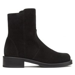 Botki Stuart Weitzman. Czarne botki Stuart Weitzman, bez wzorów, bez obcasa, na płaskiej podeszwie, bez zapięcia. Za 1,469.00 zł.