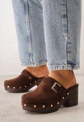 Ciemnobrązowe Klapki Chodaki na Słupku z Imitacji Drewna Zdobione Nitami i Sprzączką Salona. Brązowe klapki Born2be, z aplikacjami, boho, bez obcasa, na obcasie, bez zapięcia. Za 109.99 zł.