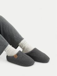 G-Star Raw Kapcie CEO-WSS21713-01 Szary. Szare kapcie G-Star, bez wzorów, z materiału. Za 99.99 zł.