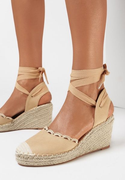 Beżowe Sandały Genilyn. Brązowe sandały Born2be, z aplikacjami, z okrągłym noskiem, bez obcasa, na koturnie, bez zapięcia. Za 44.99 zł.