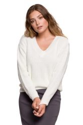Klasyczny Sweter z Dekoltem w Szpic - Ecru. Brązowe swetry MOE, l, bez wzorów, z materiału, klasyczne, bez ramiączek. Za 208.90 zł.