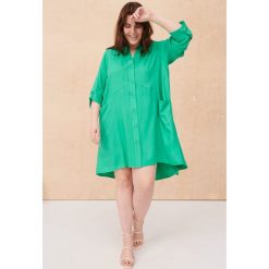 Sukienka Cariosa 2 Plus Size Emerald. Sukienki blue shadow, na co dzień, plus size, bez wzorów, z tkaniny, z asymetrycznym kołnierzem, plus size, bez ramiączek, mini, asymetryczne. Za 389.90 zł.