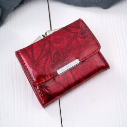 Portfel damski skórzany mini czerwony lakierowany w motyle Jennifer Jones z RFID SP-28-RD. Czerwone portfele bez wzorów, z lakierowanej skóry. Za 47.36 zł.