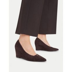 Czółenka MEXX. Brązowe czółenka Mexx, bez wzorów, bez obcasa, bez zapięcia. Za 329.99 zł.