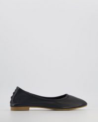 KLASYCZNE BALERINY 015131 BLACK. Czarne baleriny Venezia, bez wzorów, ze skóry, klasyczne, bez obcasa, bez zapięcia. Za 229.00 zł.