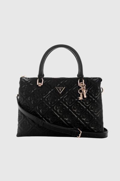 GUESS Czarna torebka damska Adelasia. Czarne torebki klasyczne Guess, z aplikacjami, ze skóry ekologicznej, klasyczne, bez dodatków. W wyprzedaży za 474.99 zł.