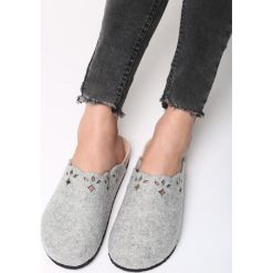 Szare Kapcie Being Typical. Kapcie marki Cropp. Za 59.99 zł.