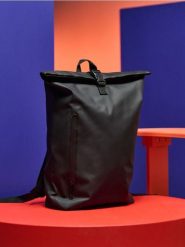 Plecak wodoodporny - czarny. Czarne plecaki Sinsay, bez wzorów, bez dodatków. Za 49.99 zł.