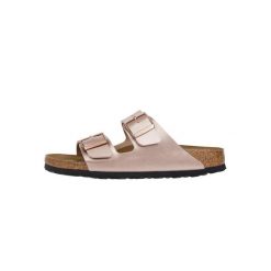 Klapki damskie Birkenstock Arizona Bf Copper. Brązowe klapki Birkenstock, bez wzorów, z materiału, sportowe, bez obcasa, bez zapięcia. Za 296.10 zł.