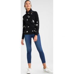 ONLY ONLPIP NADINE HIGHNECK Bluza black/white. Niebieskie bluzy marki comma casual identity, z materiału, casualowe. W wyprzedaży za 152.10 zł.