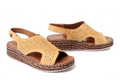 MANITU 910328-06 gelb, sandały damskie. Żółte sandały Manitu, bez wzorów, ze skóry, bez obcasa, na koturnie, bez zapięcia. Za 229.42 zł.