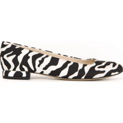 Balerinki w szpic z motywem zebry - skóra naturalna - model 050 - kolor zebra (39). Białe baleriny Zapato, bez wzorów, z nubiku, biznesowe, ze szpiczastym noskiem, bez obcasa, na koturnie, bez zapięcia. W wyprzedaży za 223.30 zł.