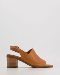 SKÓRZANE SANDAŁY NA OBCASIE 0027153 TAN. Sandały Venezia, bez wzorów, ze skóry, bez obcasa, na obcasie, bez zapięcia. Za 249.00 zł.