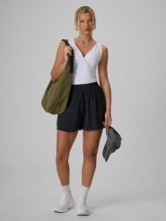 4F Spodenki casual z modalem damskie - czarne XL. Czarne szorty sportowe 4f, bez wzorów, z materiału, trekkingowe. Za 129.99 zł.