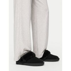 Kapcie Badura. Czarne kapcie Badura, bez wzorów. Za 159.99 zł.