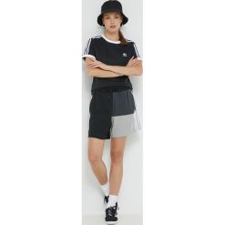 Adidas szorty bawełniane damskie kolor czarny z aplikacją high waist. Czarne szorty adidas, z aplikacjami, z bawełny. W wyprzedaży za 134.99 zł.