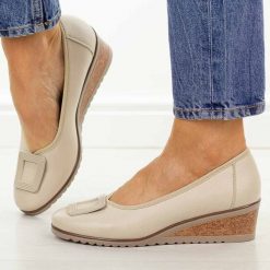 Beżowe czółenka damskie na koturnie Potocki 12791. Brązowe czółenka POTOCKI, na jesień, z aplikacjami, z materiału, biznesowe, z okrągłym noskiem, bez obcasa, na koturnie, bez zapięcia. Za 189.00 zł.