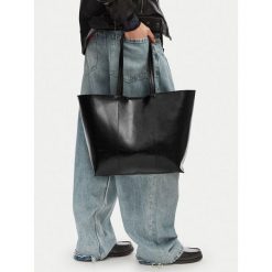Torebka JENNY. Czarne torebki klasyczne Jenny, bez wzorów, bez dodatków. Za 139.99 zł.
