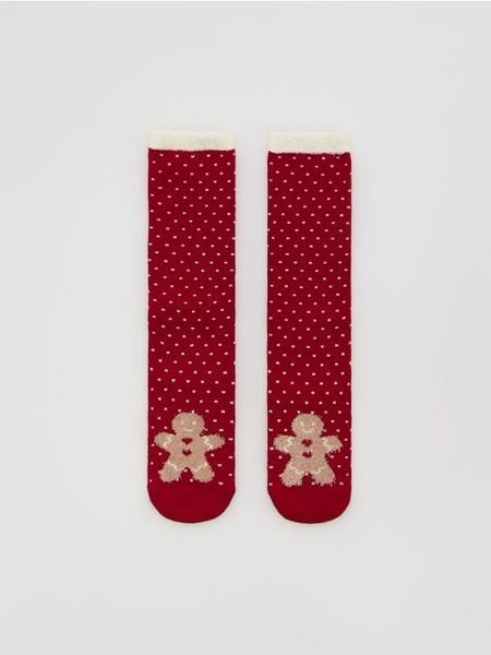 Skarpetki ze świątecznym motywem - czerwony. Czerwone skarpetki Reserved, bez wzorów. Za 29.99 zł.