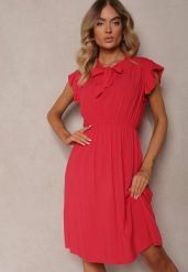 Czerwona Sukienka Rozkloszowana z Gumką w Talii i Wiązaniem przy Dekolcie Naque. Czerwone sukienki Renee, do pracy, l, bez wzorów, biznesowe, bez kołnierzyka, bez ramiączek, midi, rozkloszowane. W wyprzedaży za 34.99 zł.