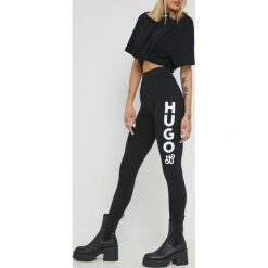 HUGO legginsy damskie kolor czarny z nadrukiem. Czarne legginsy Hugo, bez wzorów. Za 399.99 zł.