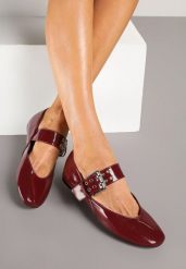 Bordowe Lakierowane Balerinki z Paskiem Zapinanym na Dużą Klamrę Tastia. Czerwone baleriny Renee, bez wzorów, z lakierowanej skóry, rockowe, bez obcasa, bez zapięcia. Za 59.99 zł.