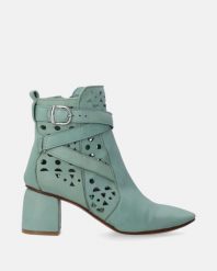 Zielone botki skórzane z wycięciami K006LEGROBB026. Zielone botki Venezia, bez wzorów, ze skóry, bez obcasa, bez zapięcia. Za 1,299.00 zł.