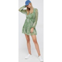 Vero Moda sukienka kolor zielony mini rozkloszowana. Zielone sukienki Vero Moda, l, bez wzorów, z tkaniny, bez kołnierzyka, bez ramiączek, maxi, rozkloszowane. W wyprzedaży za 124.99 zł.