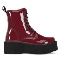 Botki DeeZee. Czerwone botki DeeZee, bez wzorów, bez obcasa, na płaskiej podeszwie, bez zapięcia. Za 139.99 zł.