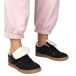 Czarne sneakersy trampki damskie sportowe. Czarne trampki bez wzorów, z syntetyku, eleganckie, przed kostkę, bez zapięcia. Za 84.03 zł.