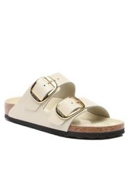 Birkenstock Klapki Arizona 1026128 Beżowy. Brązowe klapki Birkenstock, bez wzorów, z lakierowanej skóry, bez obcasa, bez zapięcia. Za 719.99 zł.