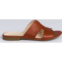 Damskie klapki na miękkiej podeszwie - skóra naturalna - model 371 - kolor brązowy (39). Brązowe klapki Zapato, bez wzorów, z jeansu, klasyczne, bez obcasa, na płaskiej podeszwie, bez zapięcia. W wyprzedaży za 269.10 zł.
