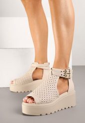 Beżowe Ażurowe Sandały na Koturnie ze Skórzaną Wkładką i Klamerkami Evivara. Brązowe sandały Born2be, w ażurowe wzory, bez obcasa, na koturnie, bez zapięcia. Za 119.99 zł.