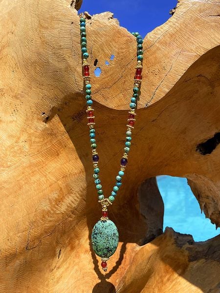 Taboo Naszyjnik z kamieniami szlachetnymi - dł. 42 cm rozmiar: onesize. Czerwone naszyjniki Taboo, z materiału, z ametystem, z mosiądzu. Za 224.52 zł.