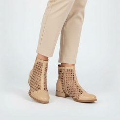 Botki damskie Maciejka, cholewka ze skóry naturalnej licowej ażurowa konstrukcja zapinane na suwak, blady rudy, 06397-29/00-1. Brązowe botki Maciejka, w ażurowe wzory, z jeansu, eleganckie, bez obcasa, na obcasie, bez zapięcia. Za 539.00 zł.