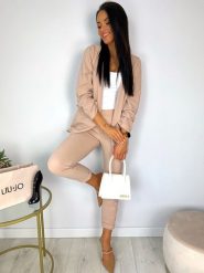 Cappucino Komplet Marynarka + Spodnie 7628-100-J. Marynarki i żakiety ModnaKiecka.pl, l, bez wzorów, z elastanu, biznesowe, bez ramiączek. Za 139.99 zł.